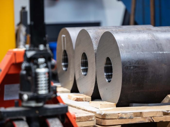 Metalen buizen met ronde schijven in een werkplaats.