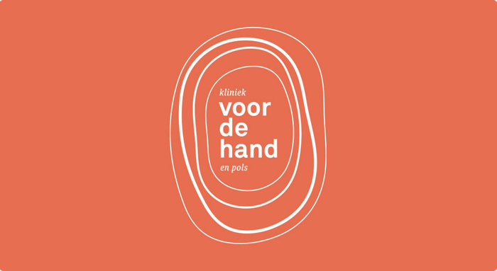 Logo van Voor de Hand en Pols op een koraalkleurige achtergrond