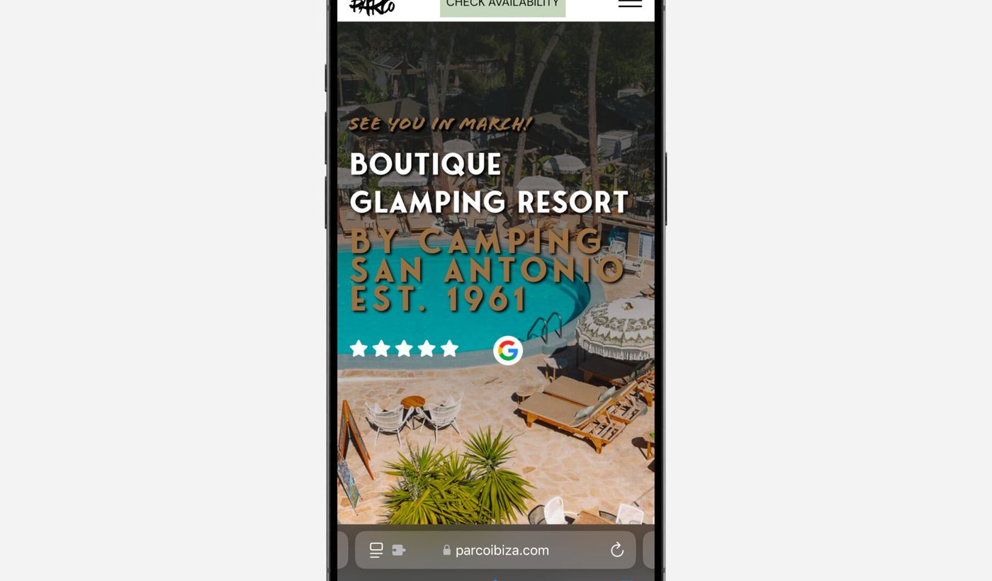 Website van Parco Ibiza op een smartphone