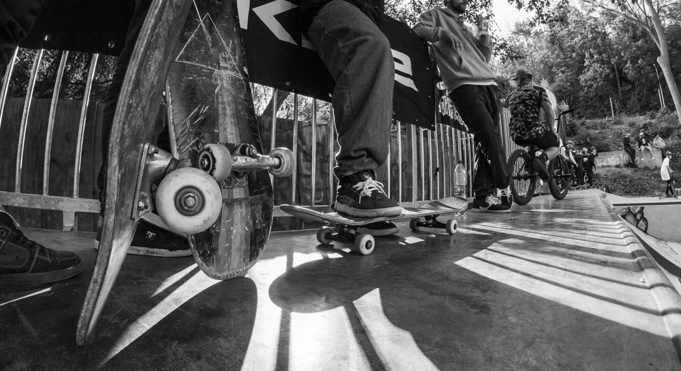 Groep mensen op skateboards als beeld voor merkpersoonlijkheid