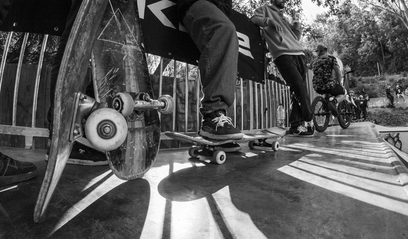 Groep mensen op skateboards als beeld voor merkpersoonlijkheid