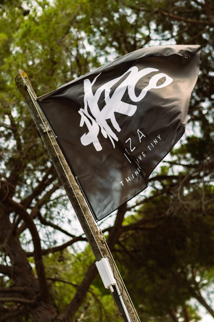 Zwarte Parco Ibiza-vlag tussen de bomen