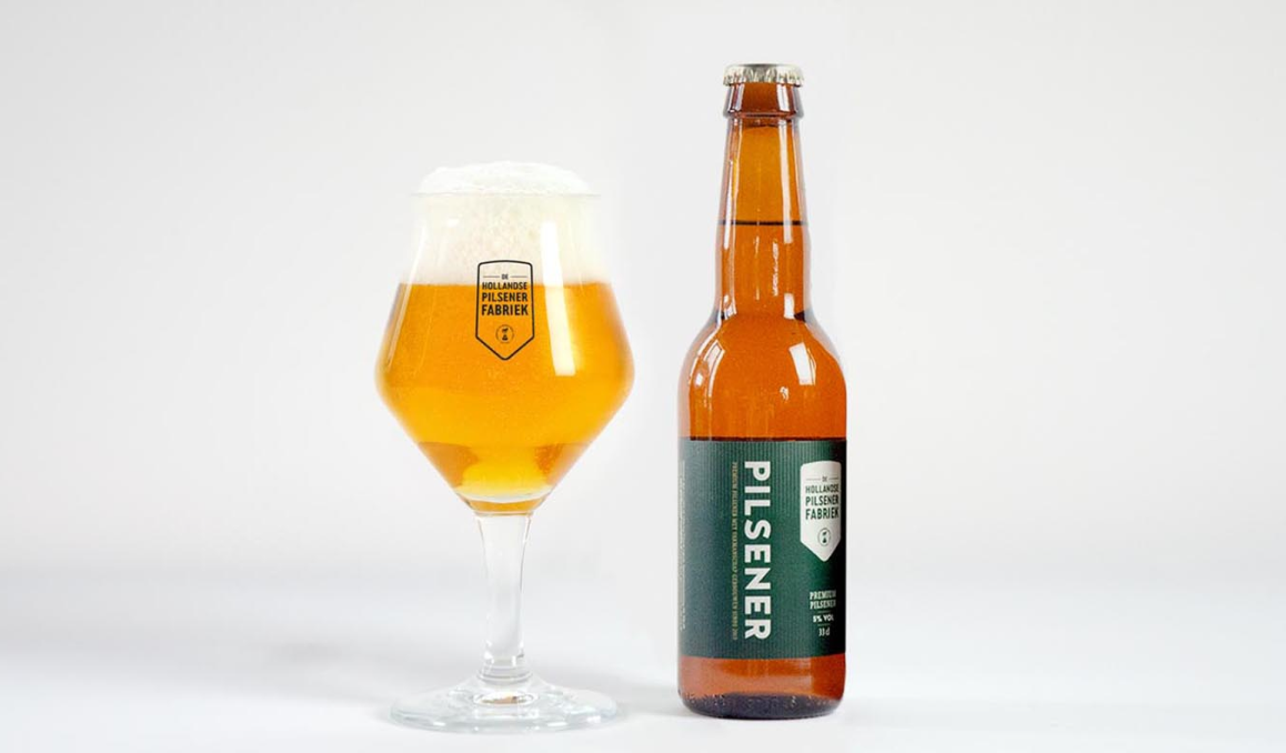 Fles pilsener met een gevuld bierglas