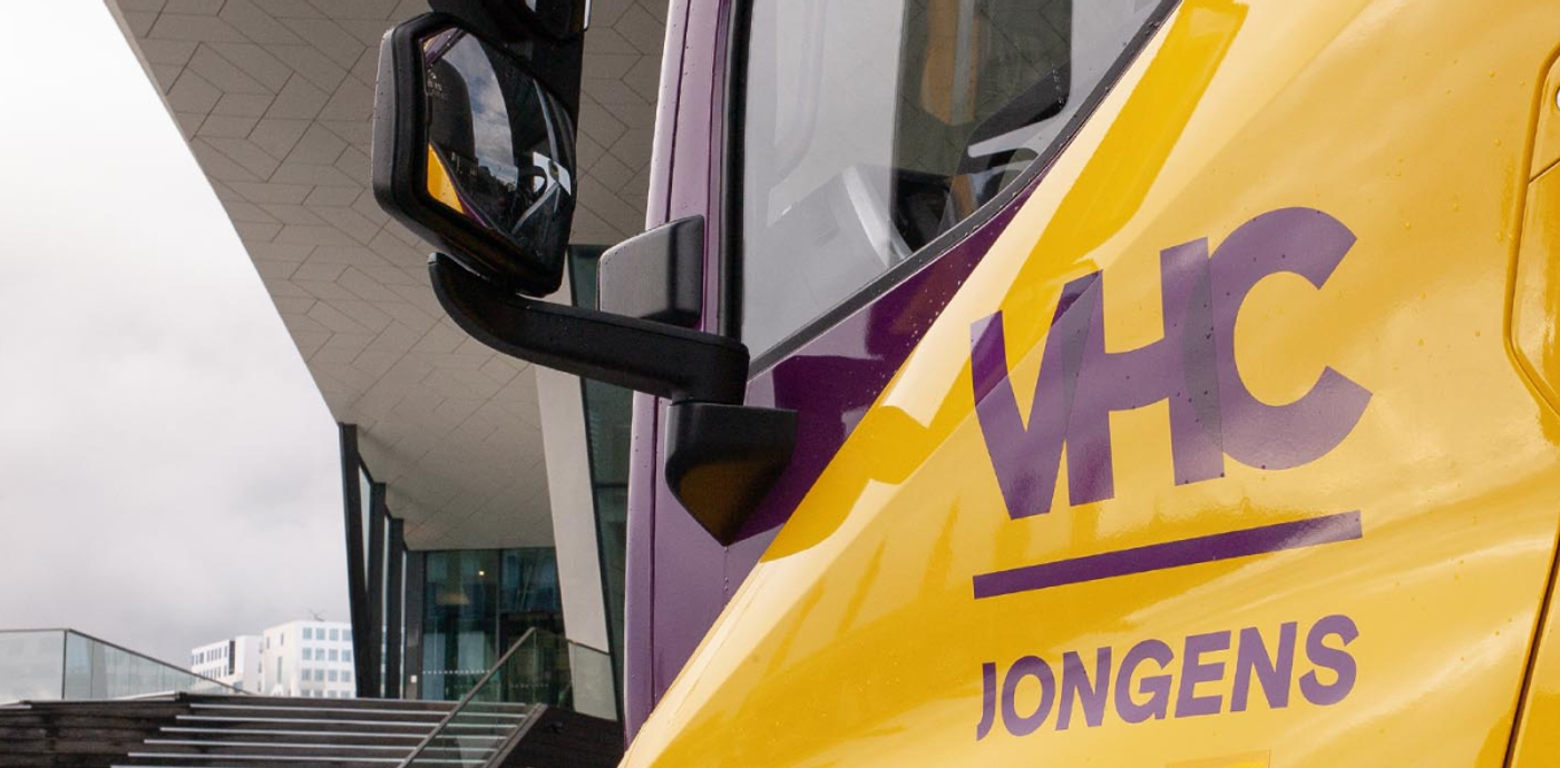 Close-up van een geel-paarse VHC Jongens-vrachtwagen