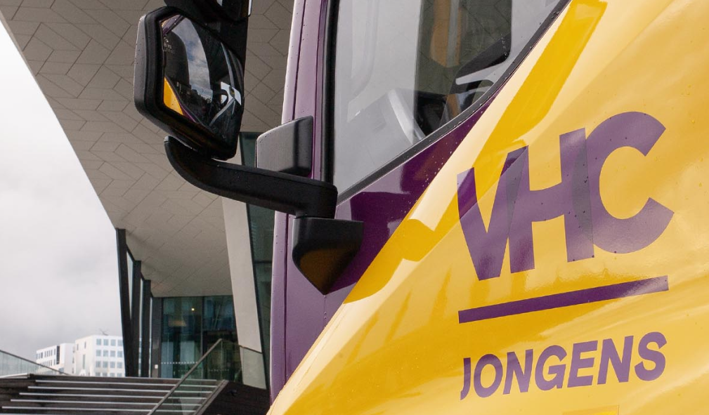 Close-up van een geel-paarse VHC Jongens-vrachtwagen