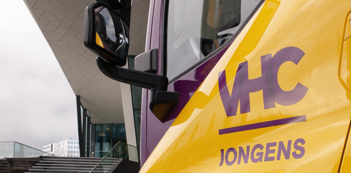 Close-up van een geel-paarse VHC Jongens-vrachtwagen