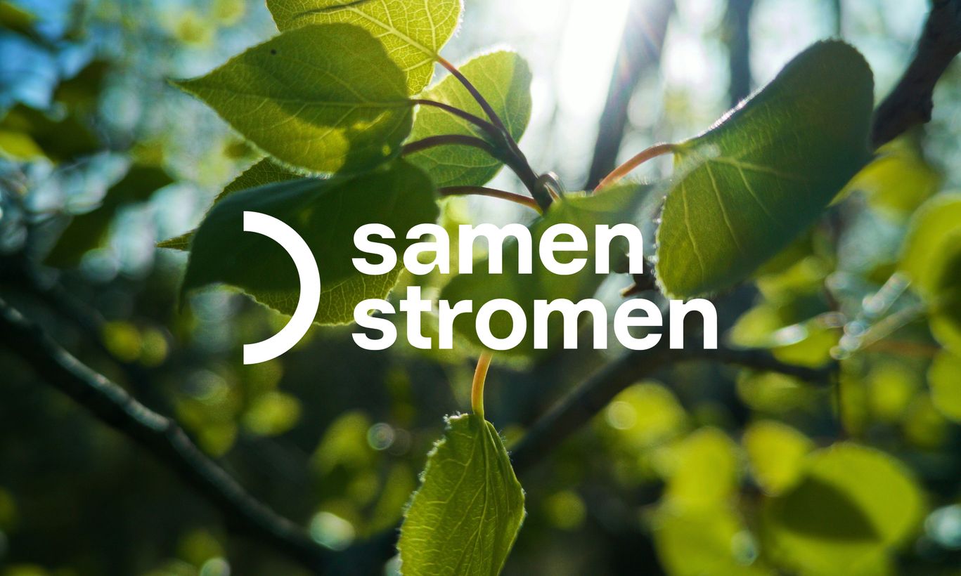 SamenStromen-logo tussen groene bladeren
