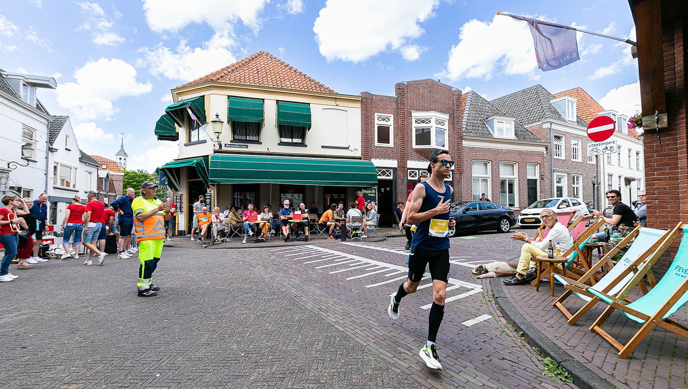 Hardloper op een straat in de binnenstad