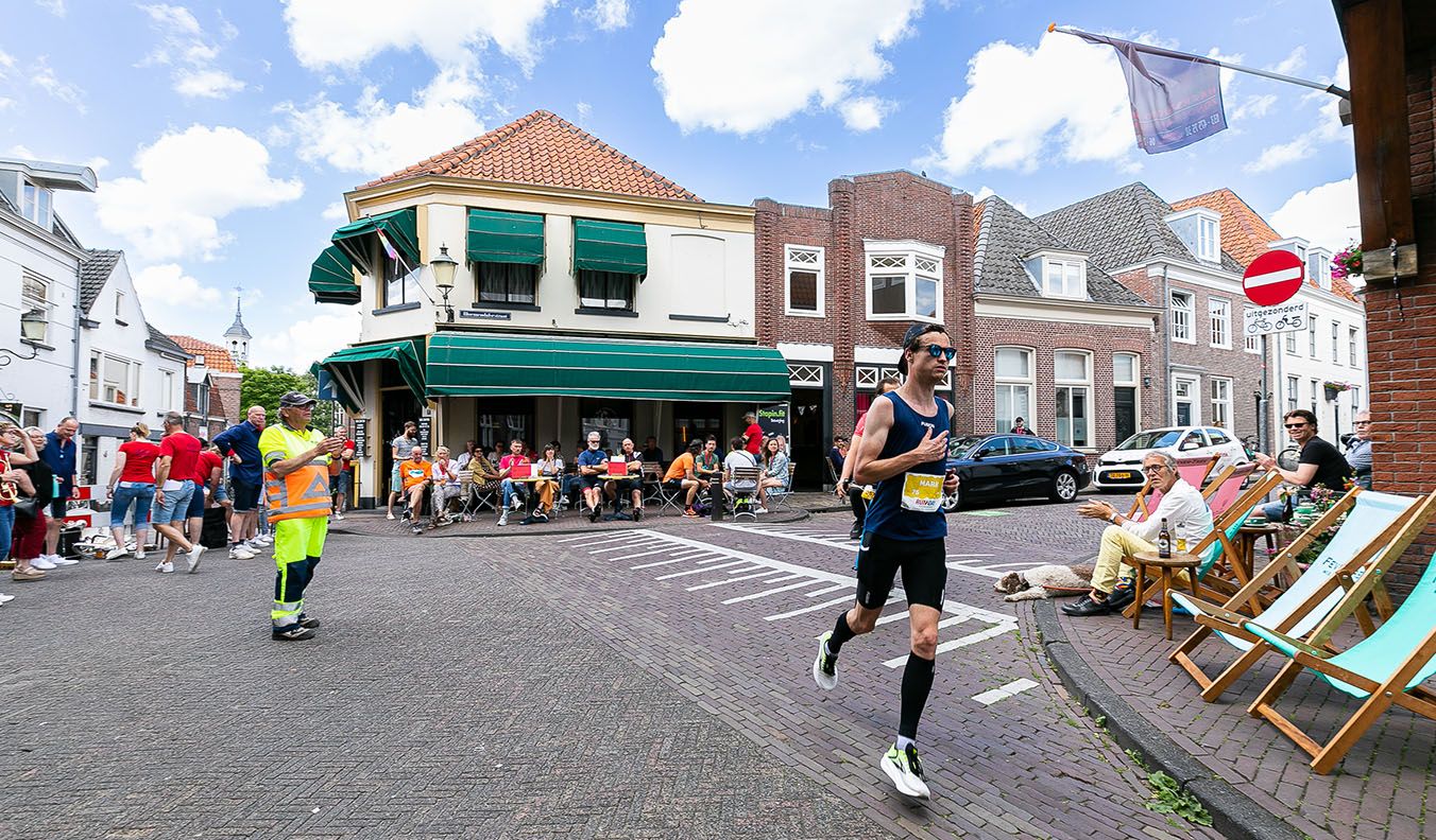 Hardloper op een straat in de binnenstad