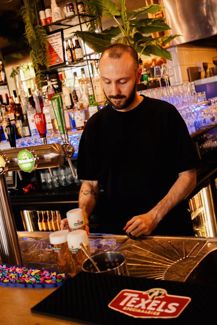 Barman die een drankje maakt