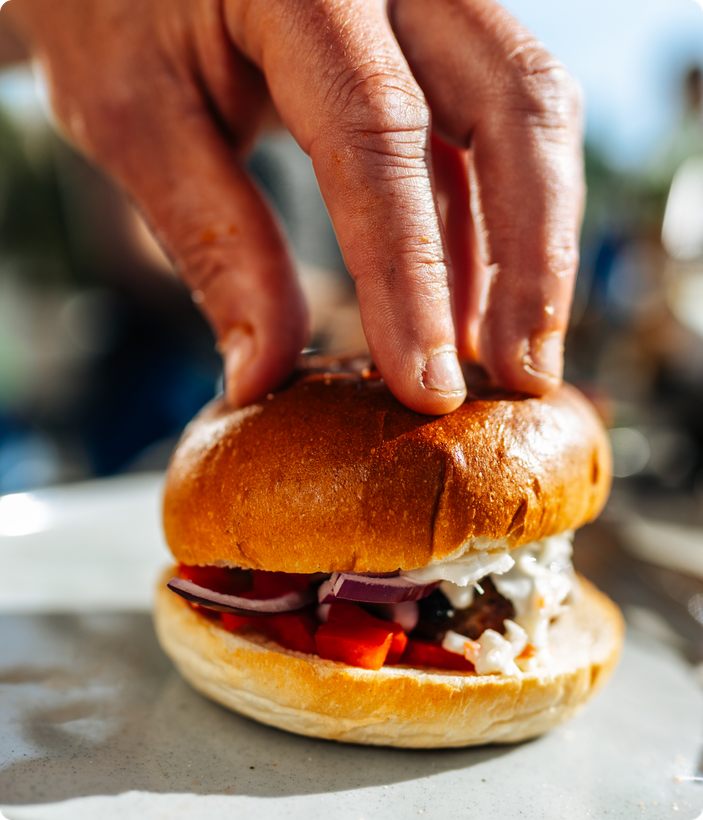 Close-up van een verse hamburger met coleslaw en groenten