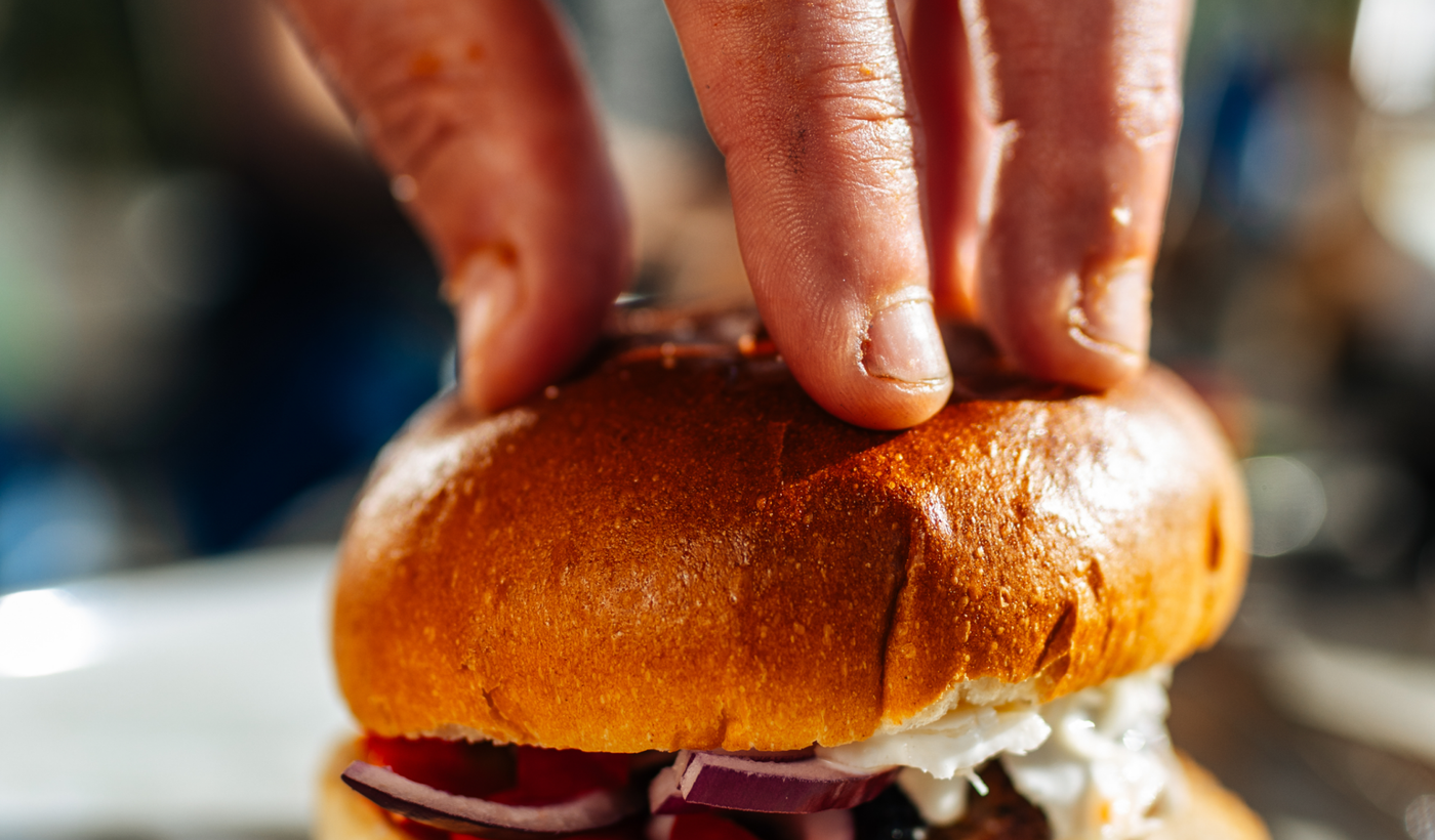 Close-up van een verse hamburger met coleslaw en groenten