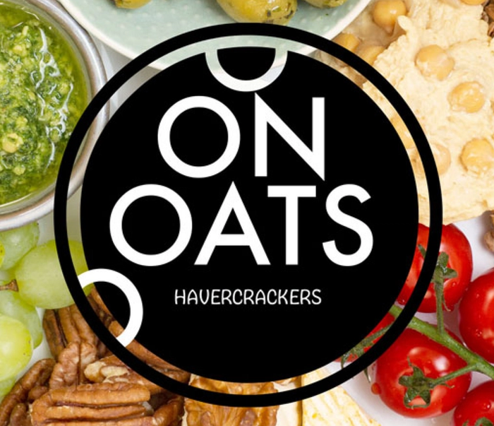 On Oats-logo tussen haver, groenten en crackers