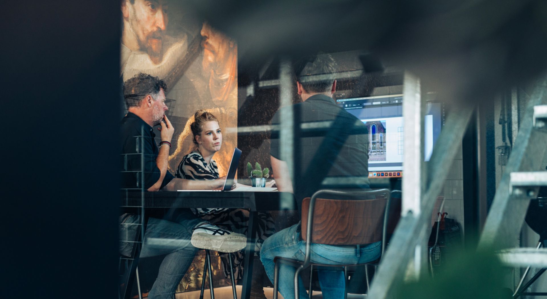 Marketingteam brainstormt samen over een online strategie
