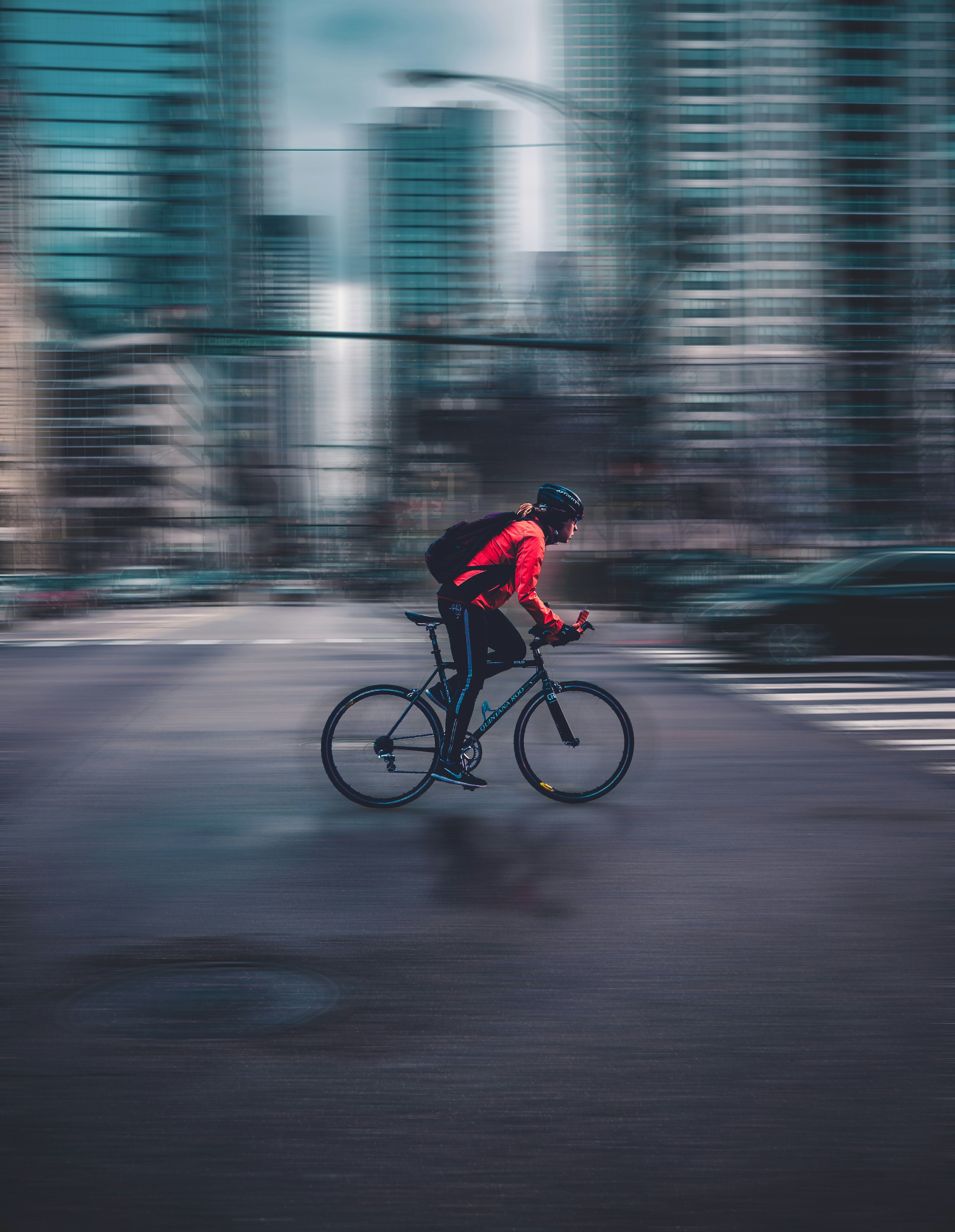 Een fietser in een rush naar haar bestemming