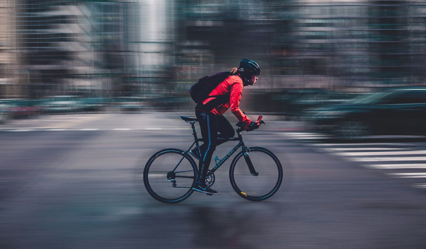 Een fietser in een rush naar haar bestemming