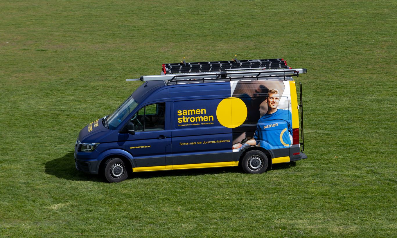 SamenStromen-bestelbus in een groen veld