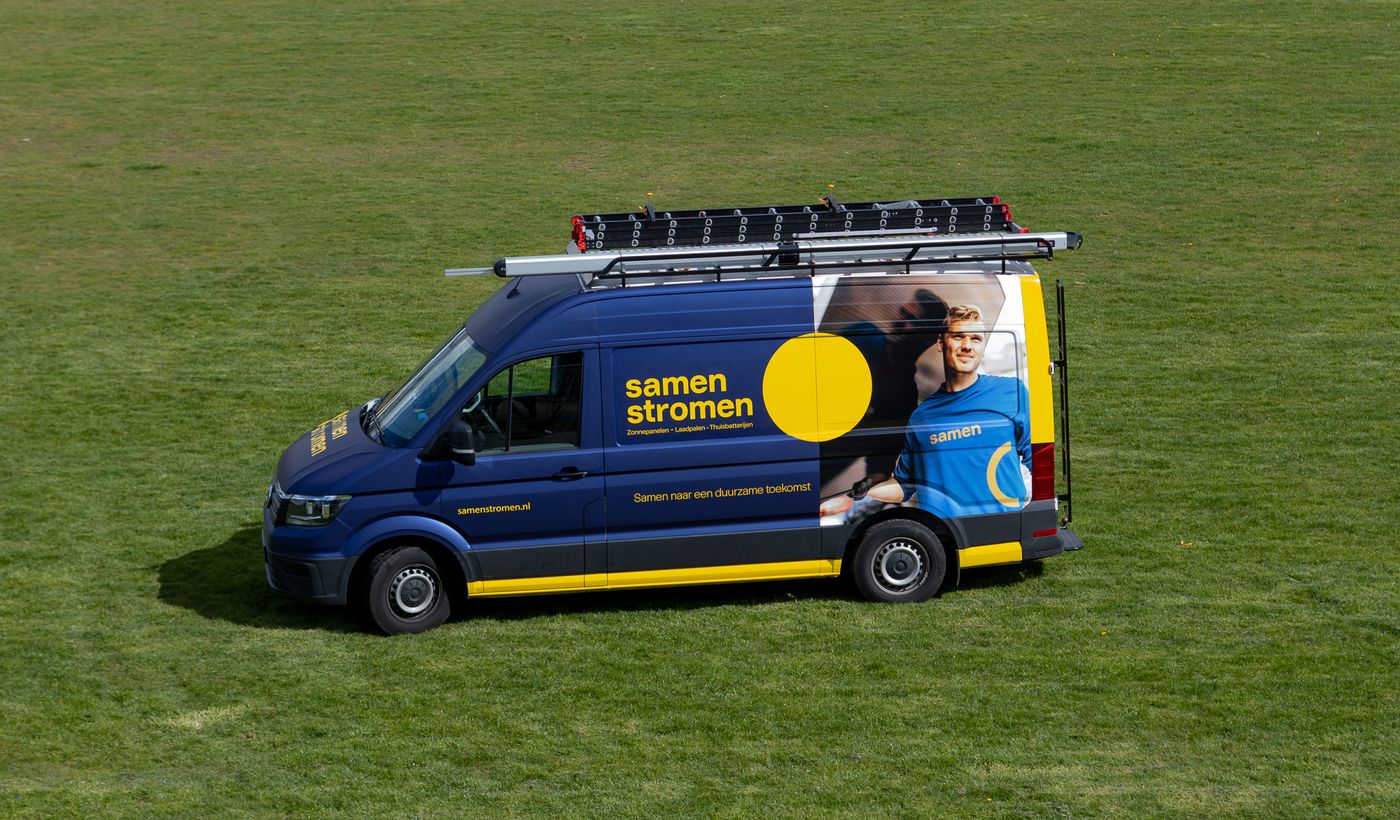SamenStromen-bestelbus in een groen veld