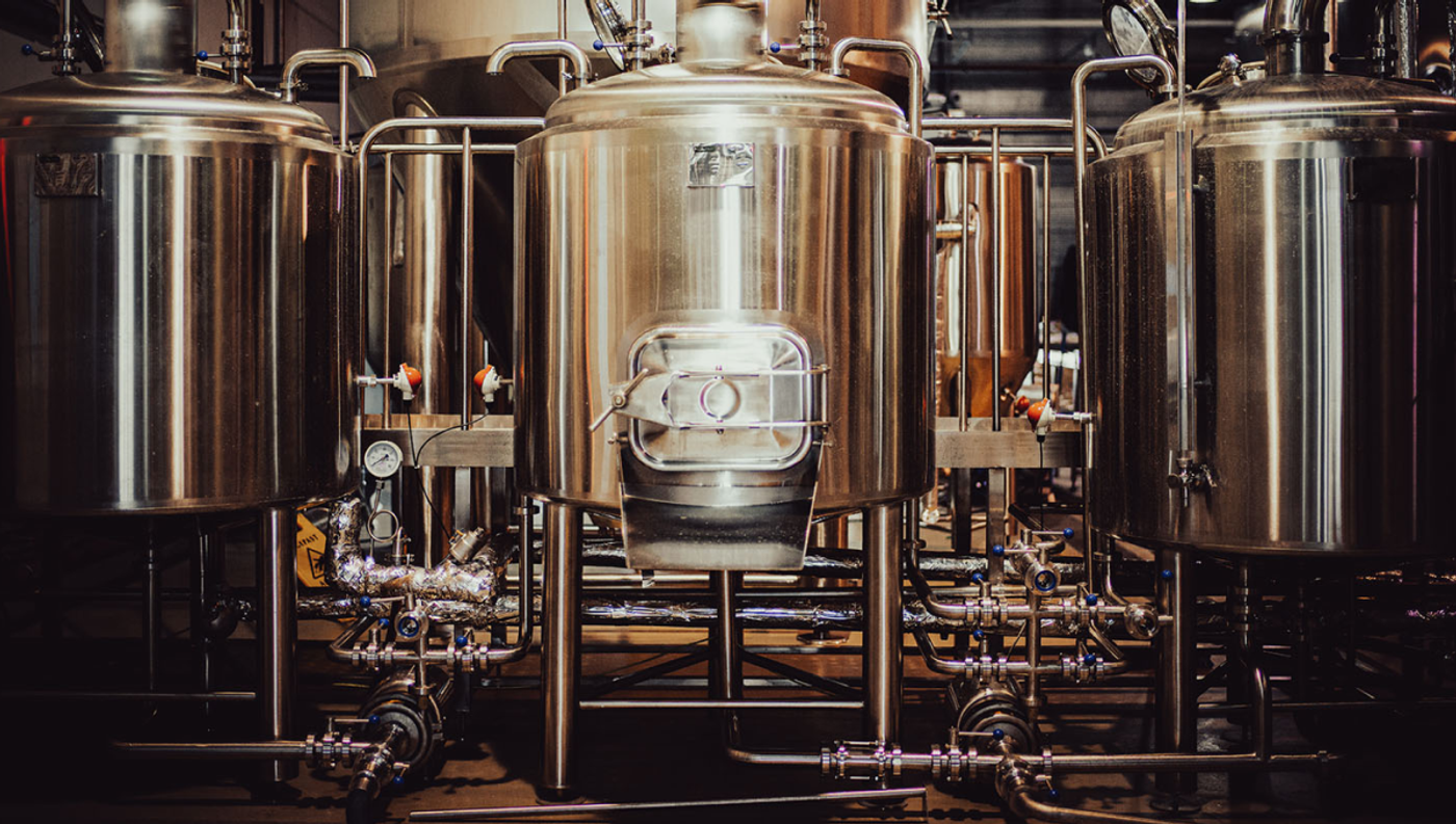 Roestvrijstalen tanks in een brouwerij
