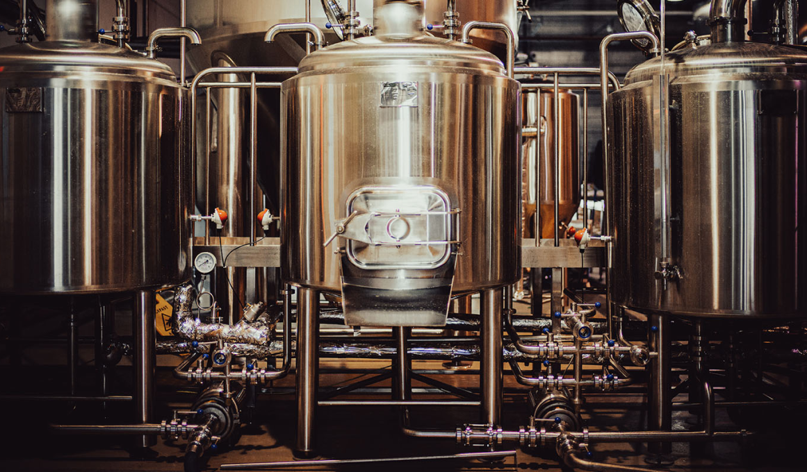 Roestvrijstalen tanks in een brouwerij