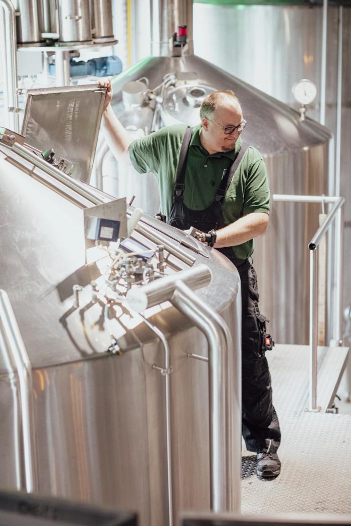 Bierbrouwer aan het werk