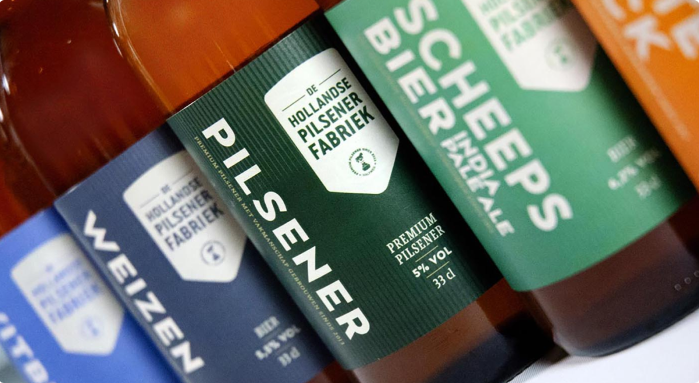 Flessen met etiketten van verschillende biersoorten