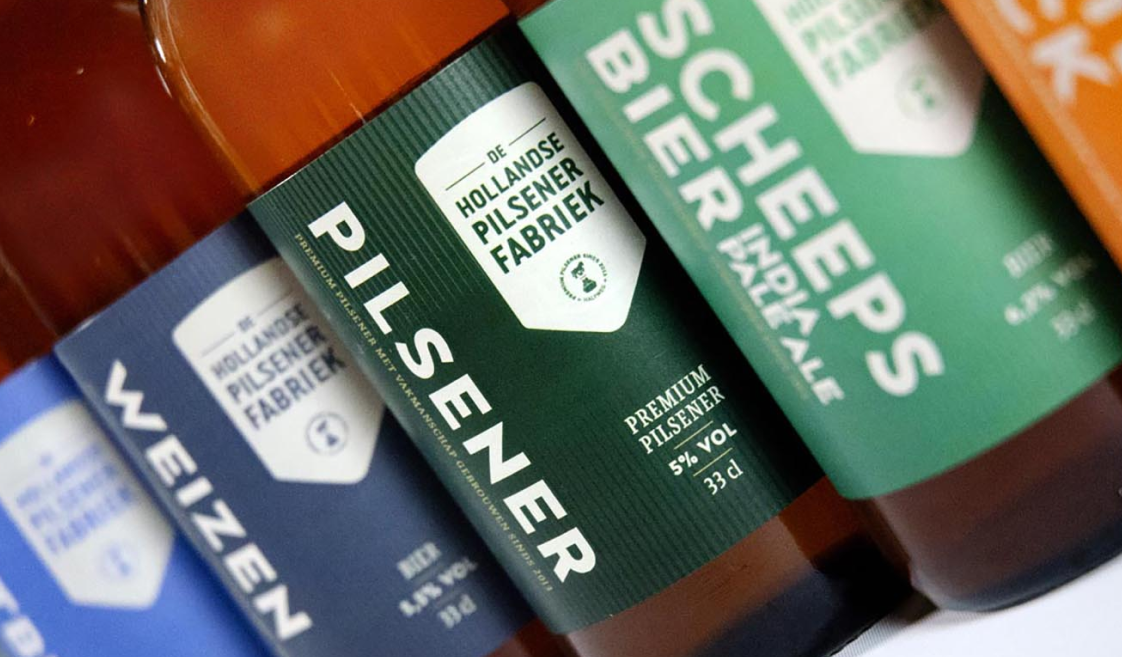 Flessen met etiketten van verschillende biersoorten