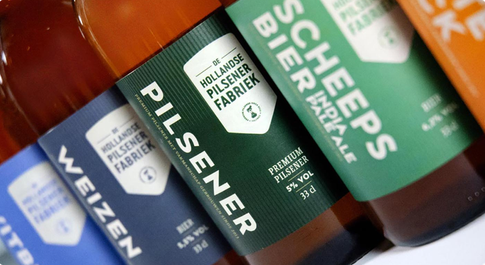 Flessen met etiketten van verschillende biersoorten