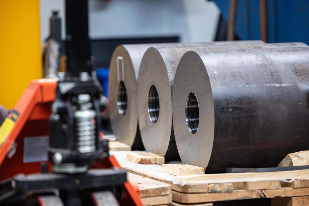 Metalen buizen met ronde schijven in een werkplaats.