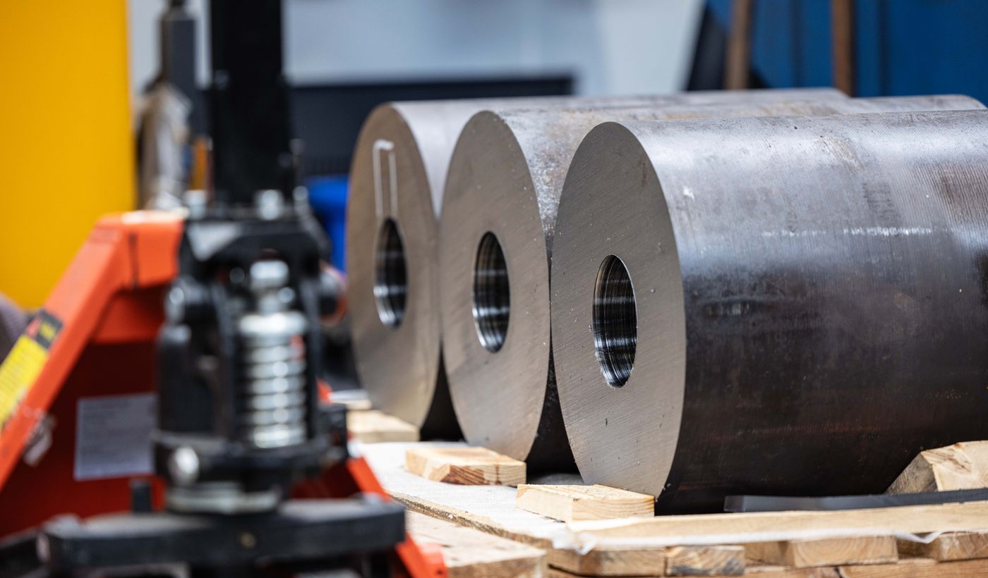 Metalen buizen met ronde schijven in een werkplaats.
