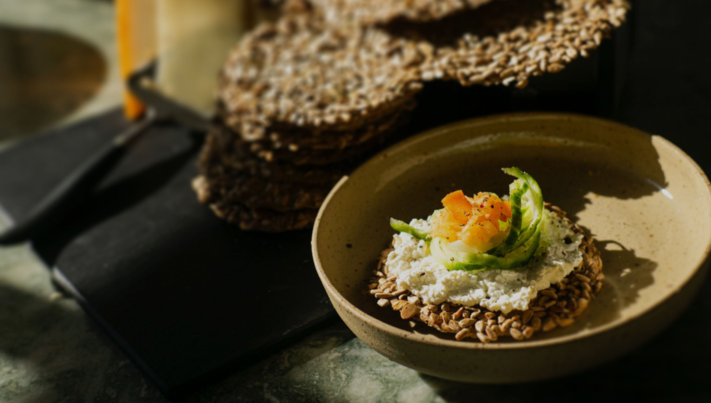 Belegde havercracker op een bord