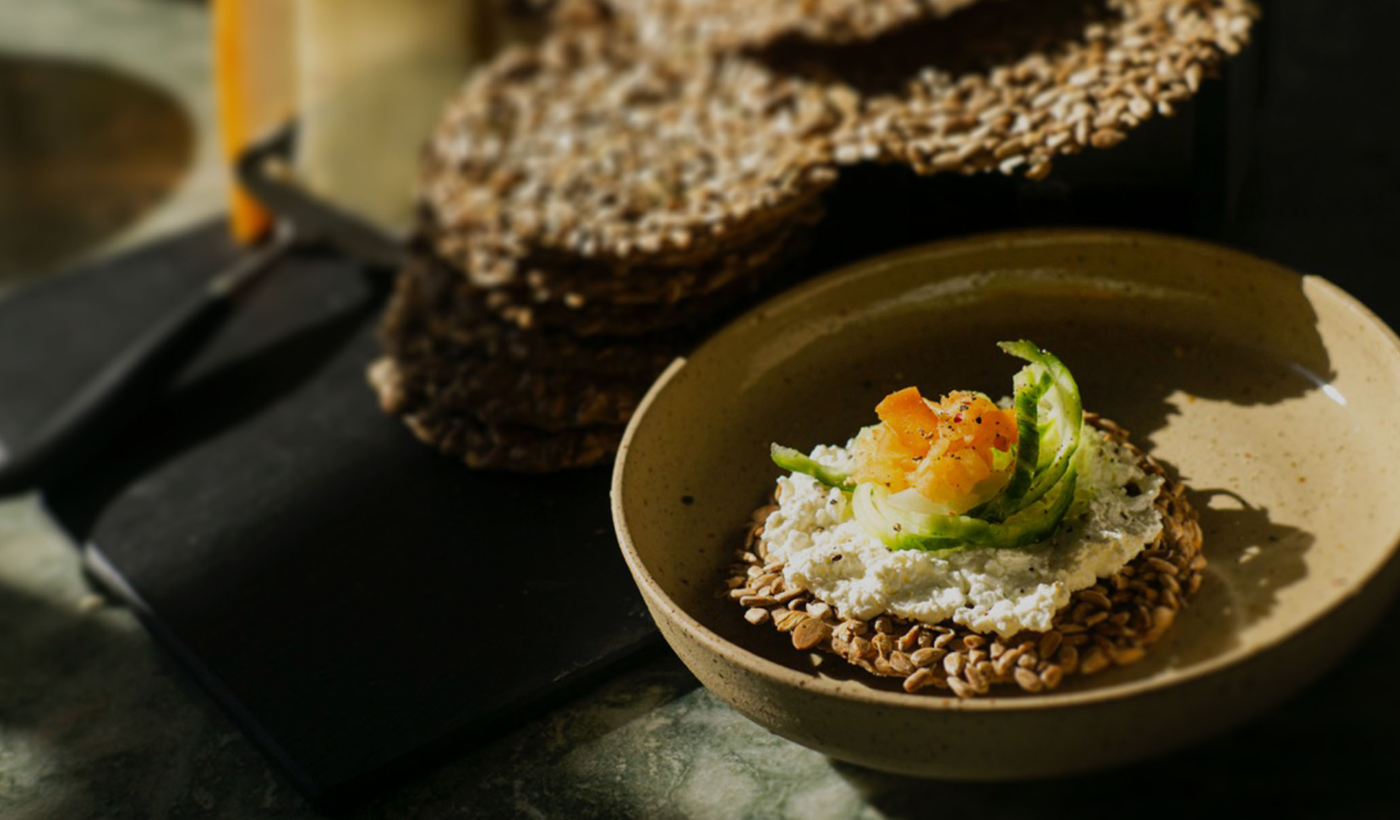 Belegde havercracker op een bord