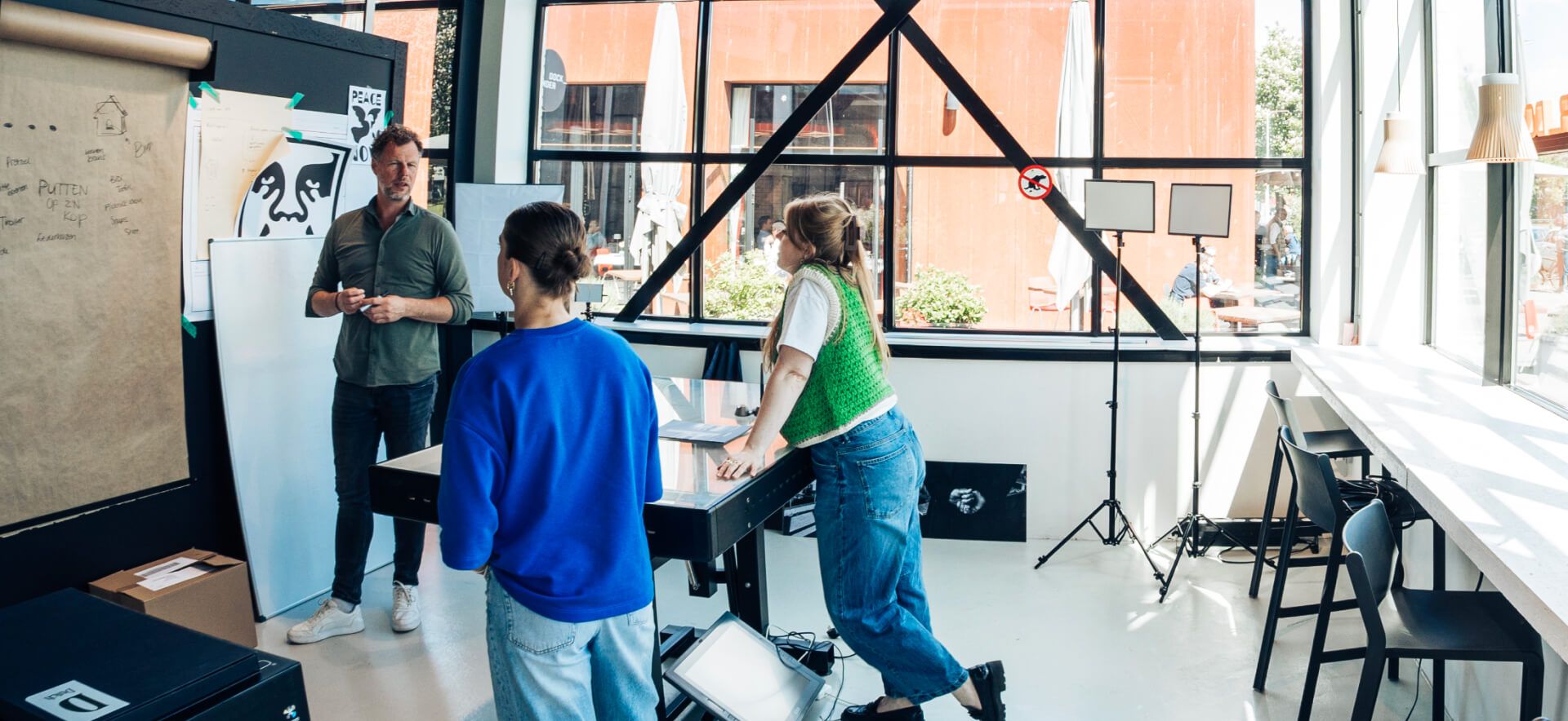 Twee collega's werken samen aan een merkconcept in de studio
