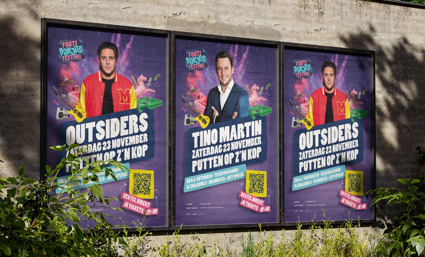 Drie festivalposters langs een weg