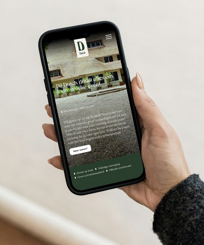 Dutch-website op een smartphone in een hand