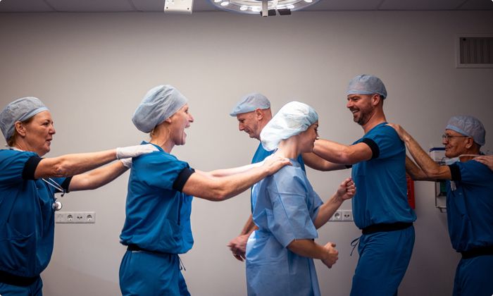 Groep zorgmedewerkers in een polonaise