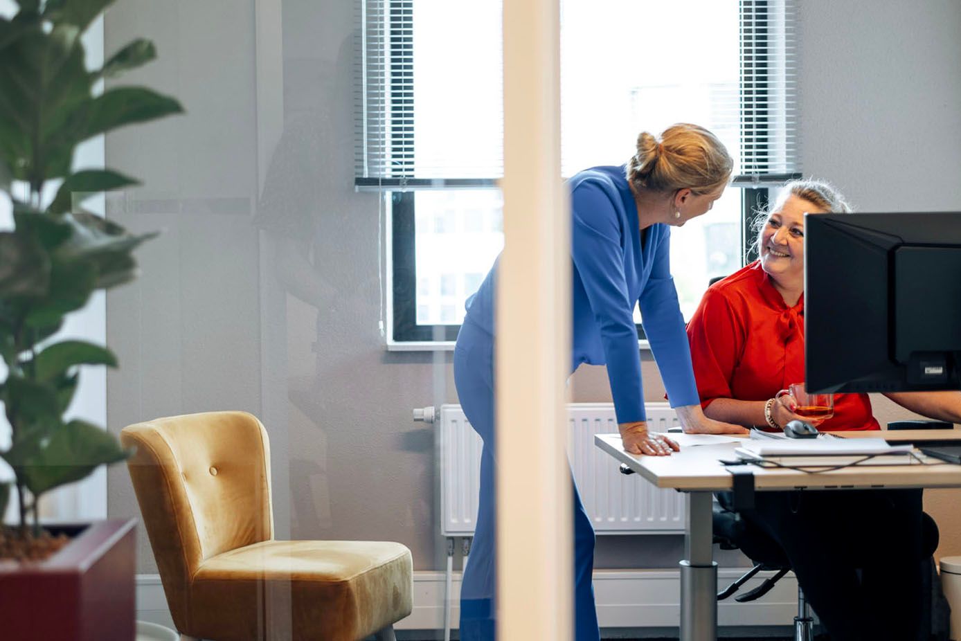 Twee vrouwen in gesprek op kantoor