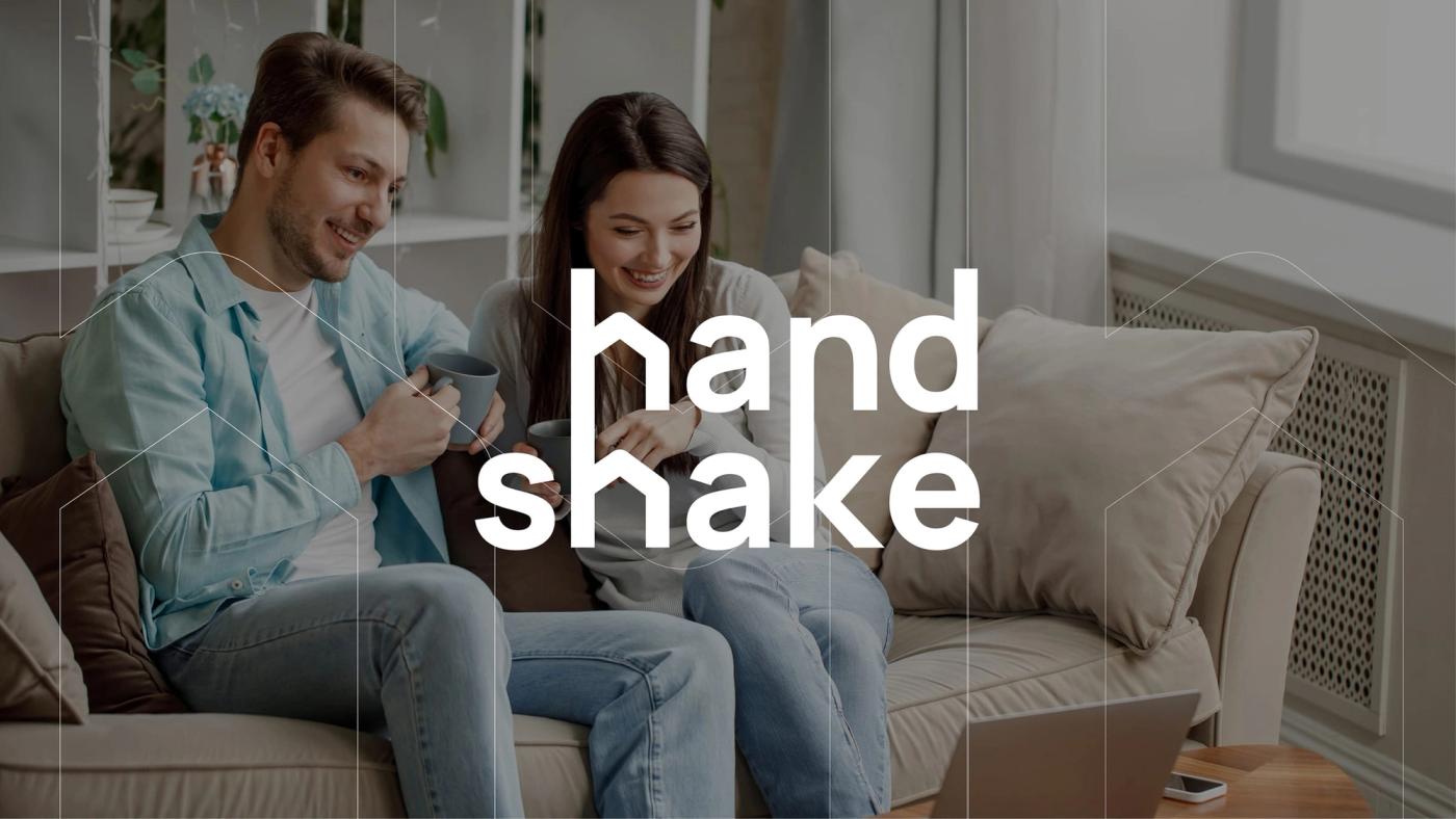 Key visual Handshake — uśmiechnięta para na kanapie z logo marki i wzorem