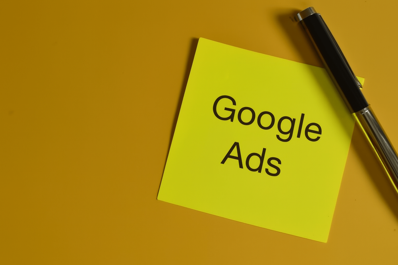 Żółta karteczka z napisem Google Ads i długopis