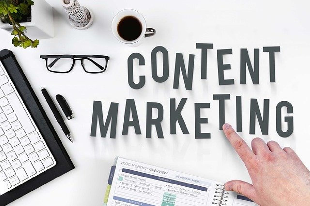 Litery rozsypane na stole układające się w napis content marketing