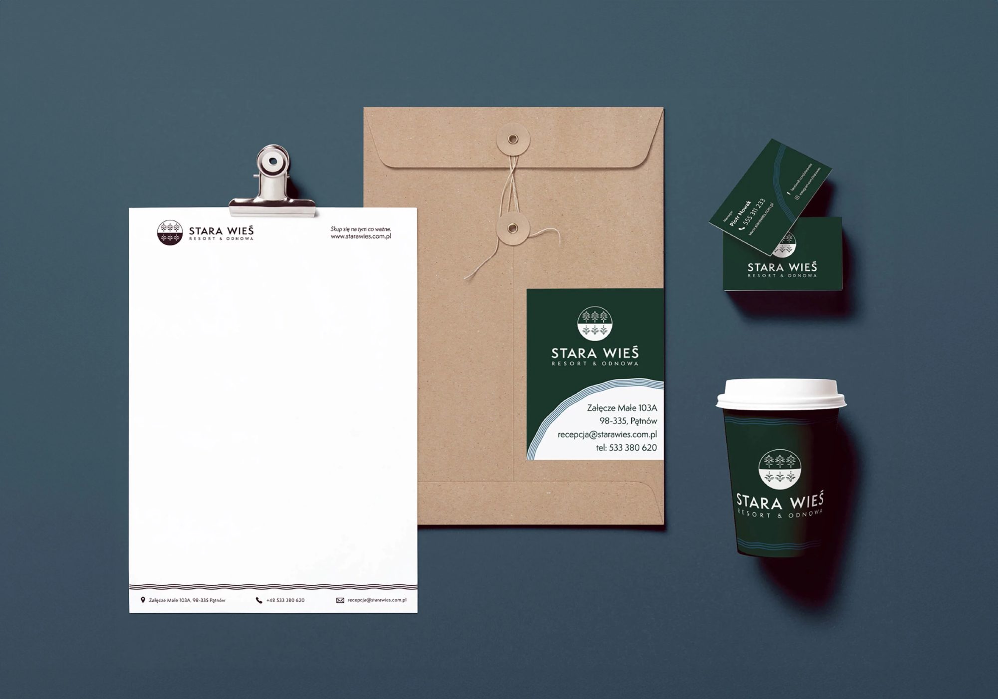Identyfikacja wizualna Stara Wieś — papier firmowy, koperta, wizytówki i kubek z logo na ciemnozielonym tle
