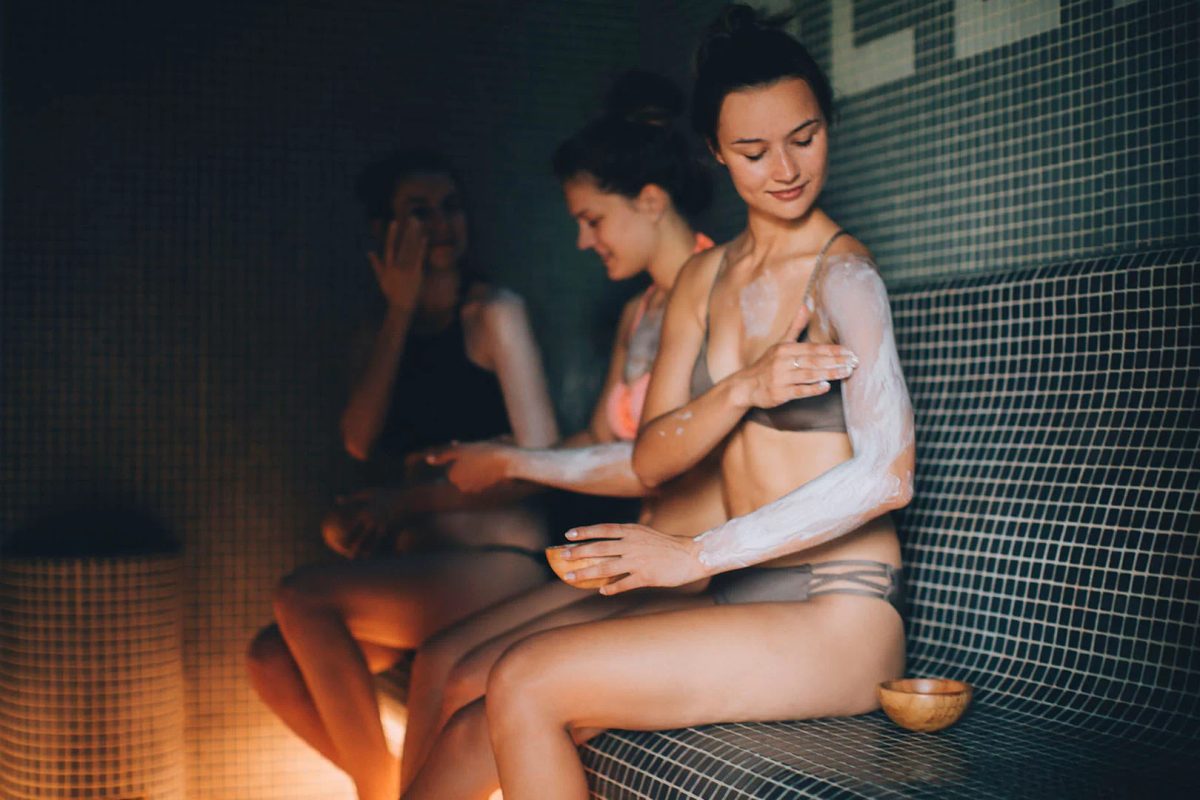 Kobiety w strefie SPA podczas zabiegu z peelingiem