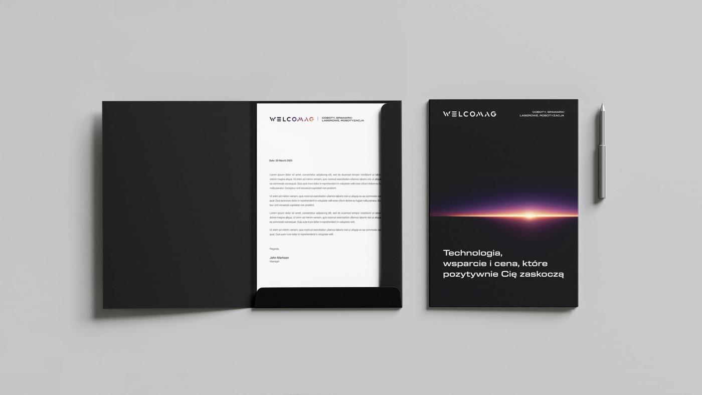 Czarna teczka firmowa Welcomag z hasłem „Technologia, wsparcie i cena, które pozytywnie Cię zaskoczą"