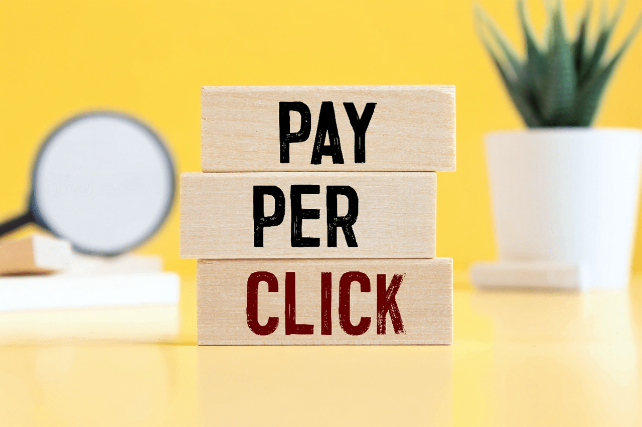 Drewniane klocki z napisem Pay Per Click na żółtym tle
