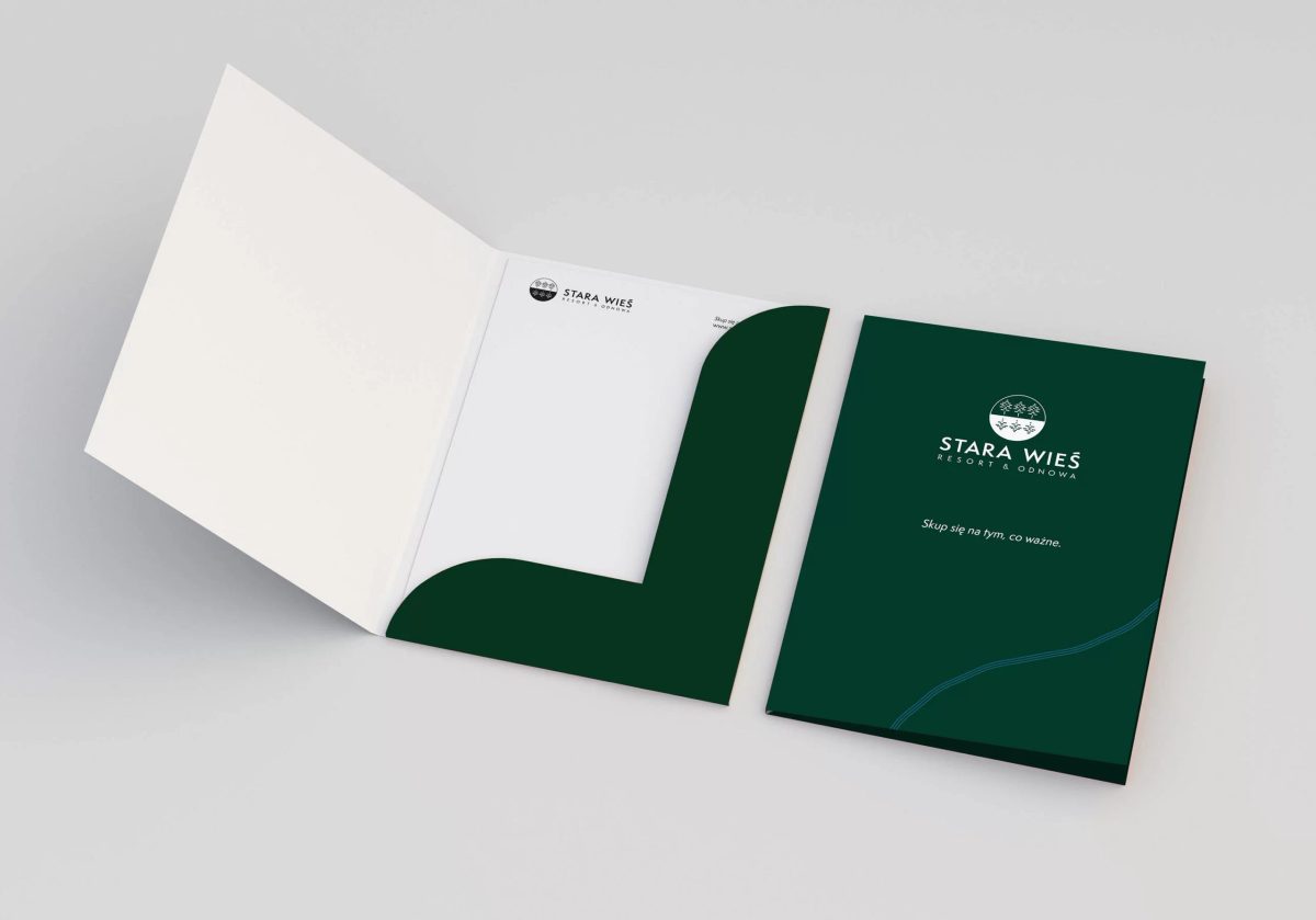 Teczka firmowa Stara Wieś — otwarty folder z papeterią i zamknięta zielona okładka z logo