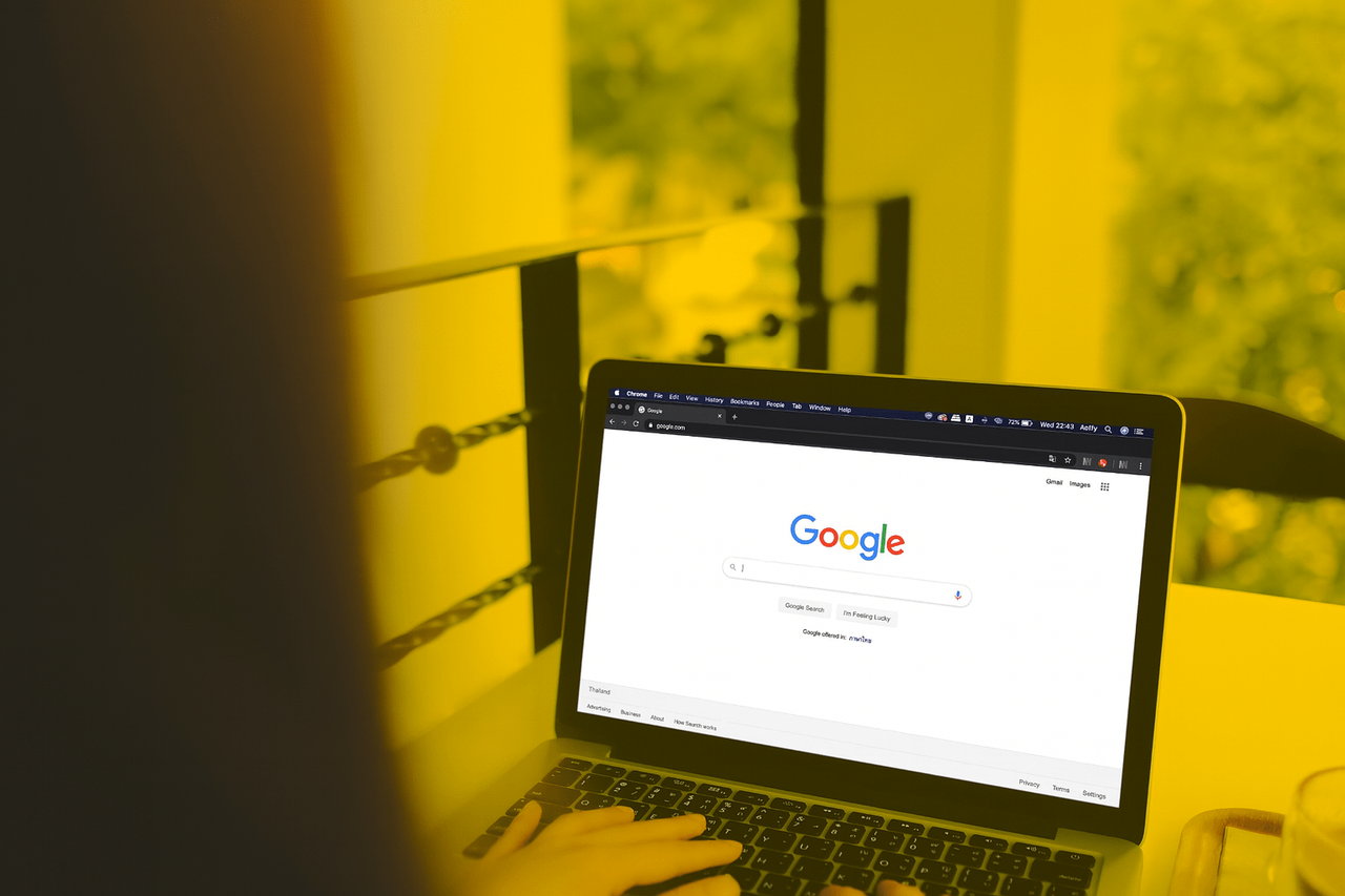 Osoba korzystająca z wyszukiwarki Google na laptopie