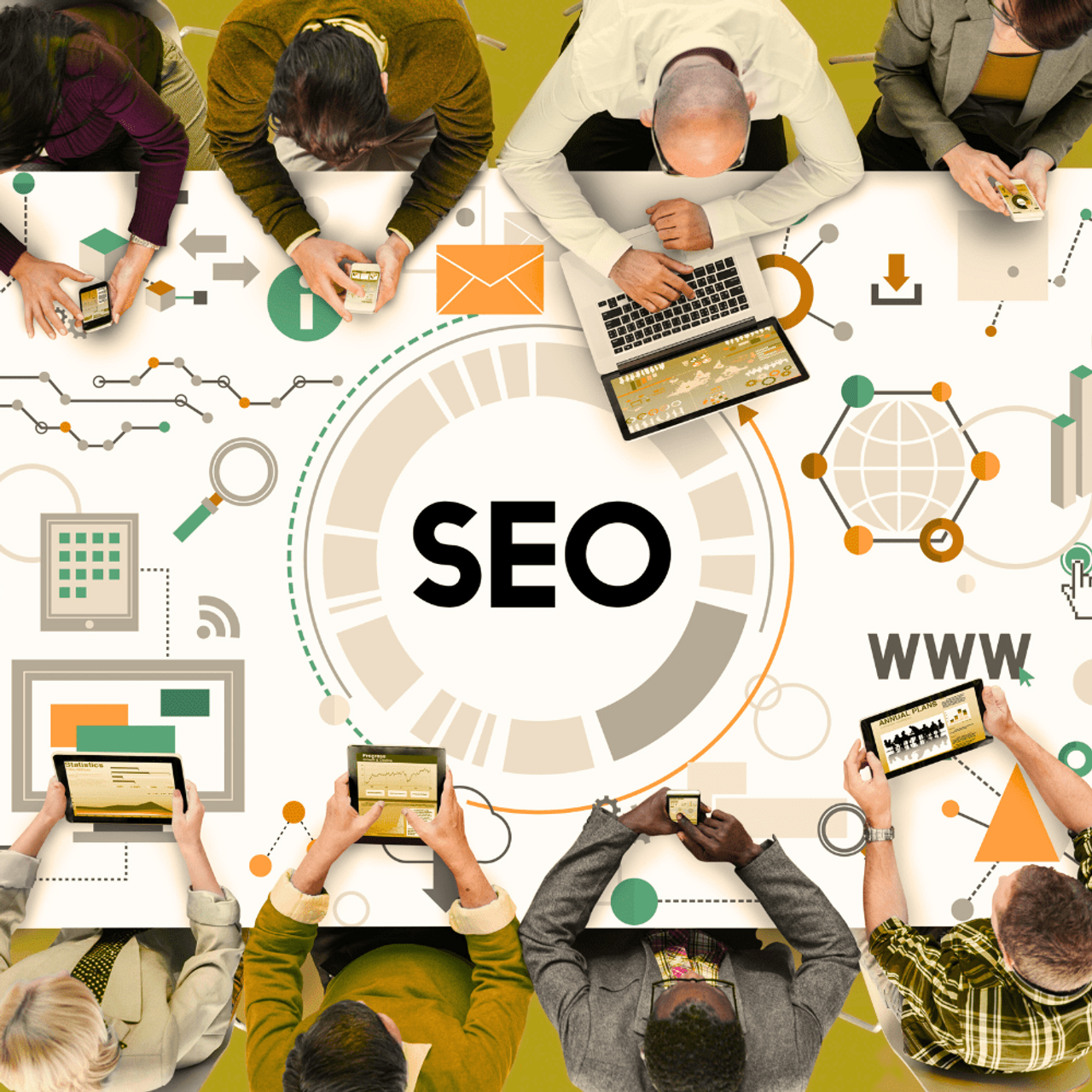 Zespół pracujący nad strategią SEO przy stole – widok z góry