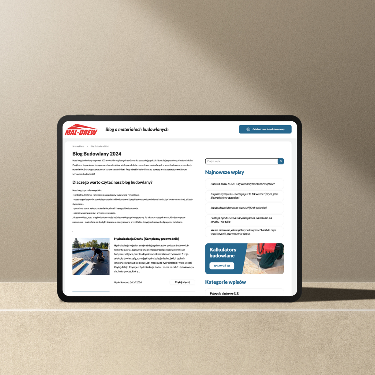 Tablet z blogiem budowlanym na beżowym tle