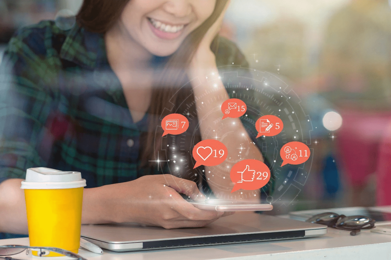 Kobieta przeglądająca social media na smartfonie z ikonami powiadomień