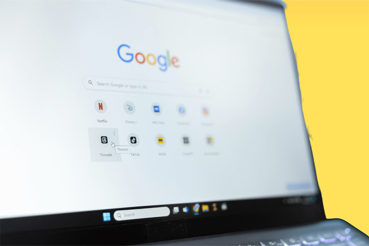 Ekran laptopa ze stroną główną Google Chrome